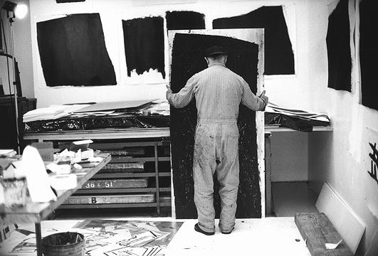 Richard Serra at work on his etchings and Paintstik compositions, November 1990